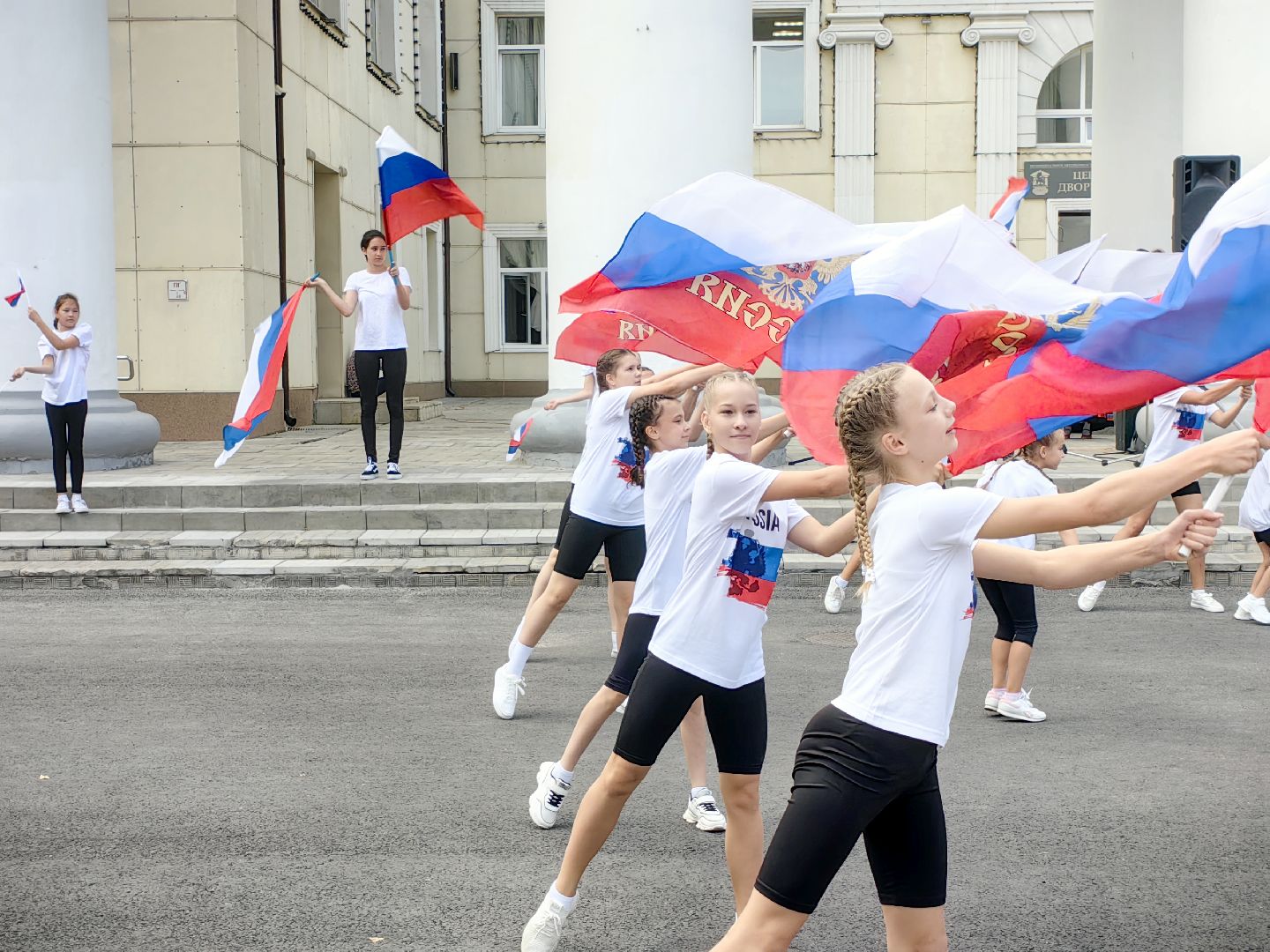 день флага россии, единство народов, символ, герои, выставка, жены героев, маскировочная сеть, окопные свечи,
