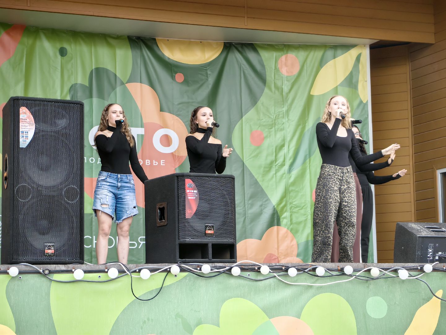 день флага россии, единство народов, символ, герои, выставка, жены героев, маскировочная сеть, окопные свечи,