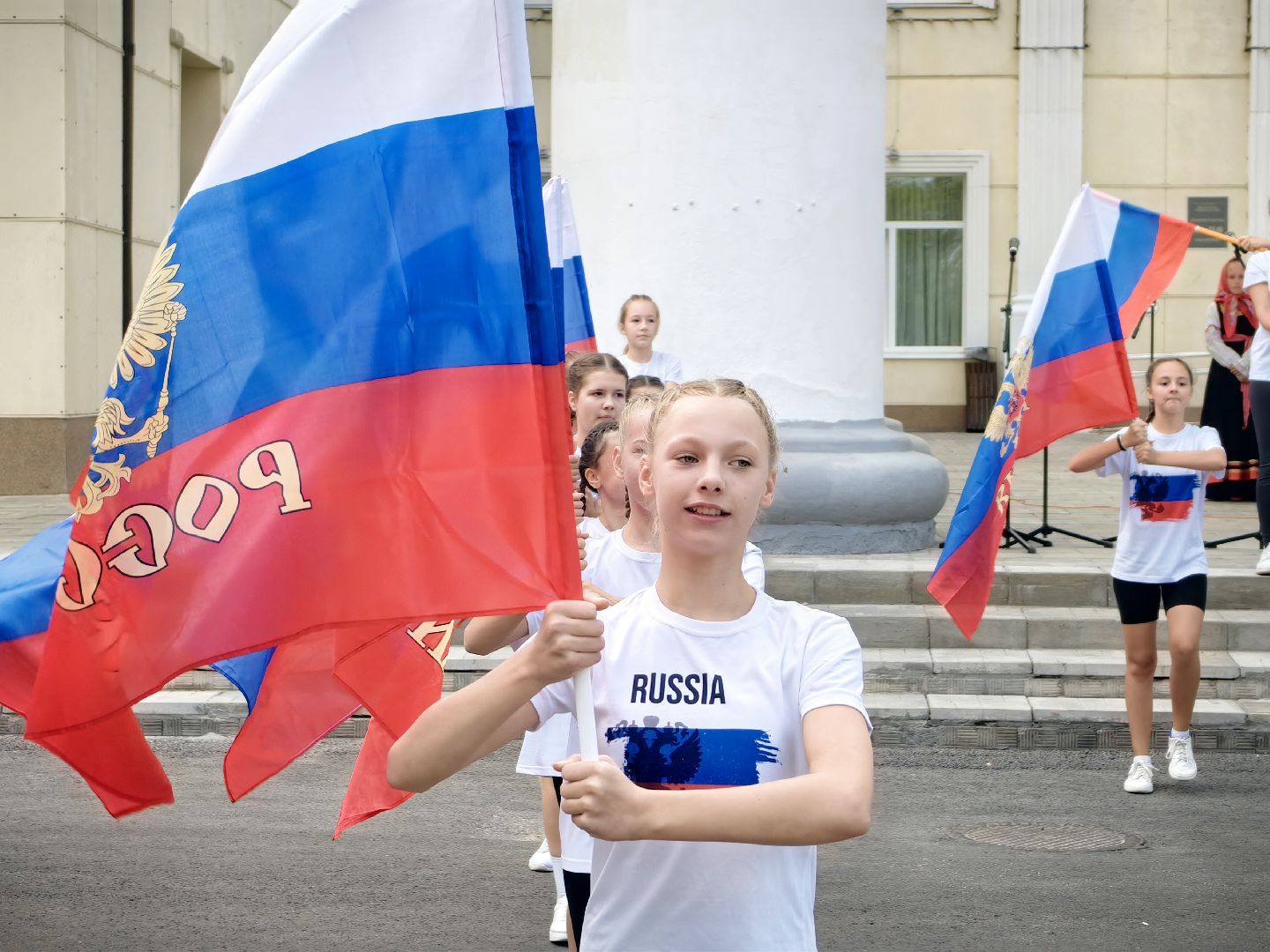 день флага россии, единство народов, символ, герои, выставка, жены героев, маскировочная сеть, окопные свечи,