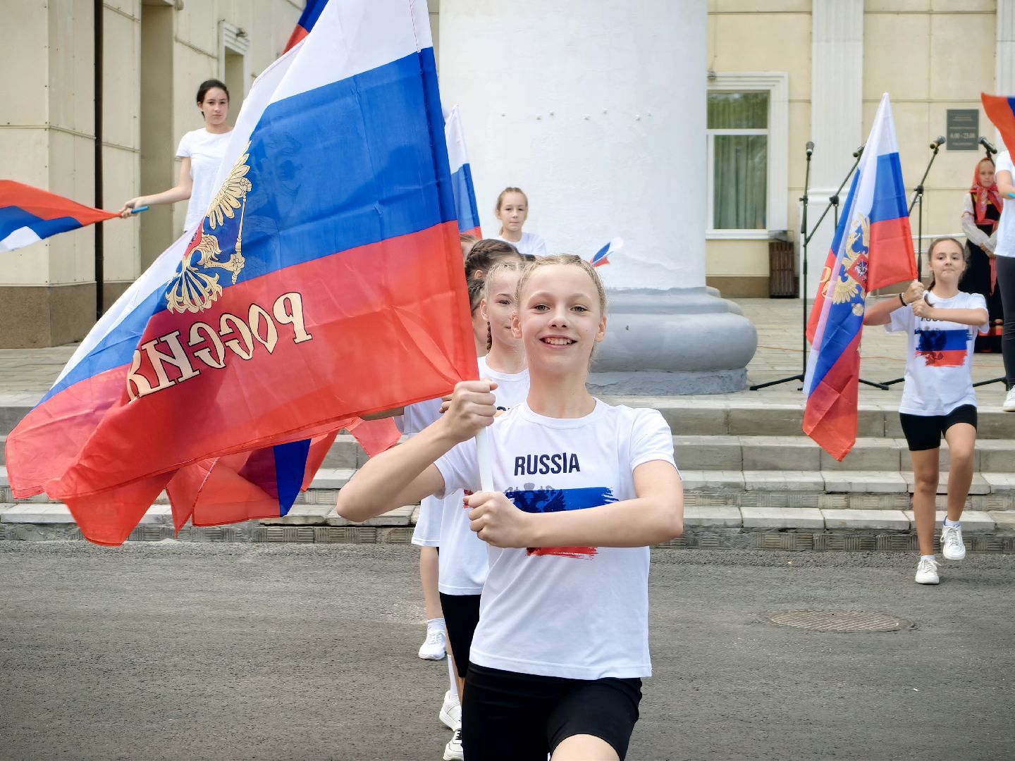 день флага россии, единство народов, символ, герои, выставка, жены героев, маскировочная сеть, окопные свечи,