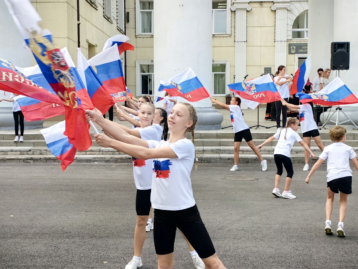 день флага россии, единство народов, символ, герои, выставка, жены героев, маскировочная сеть, окопные свечи,