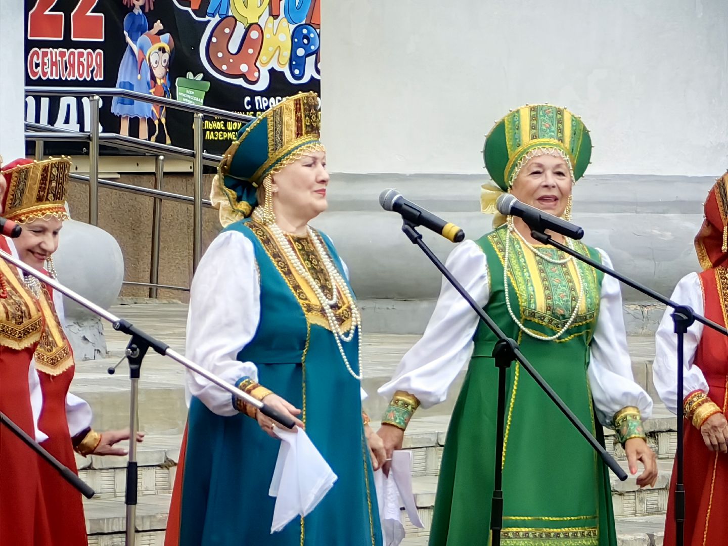 день флага россии, единство народов, символ, герои, выставка, жены героев, маскировочная сеть, окопные свечи,