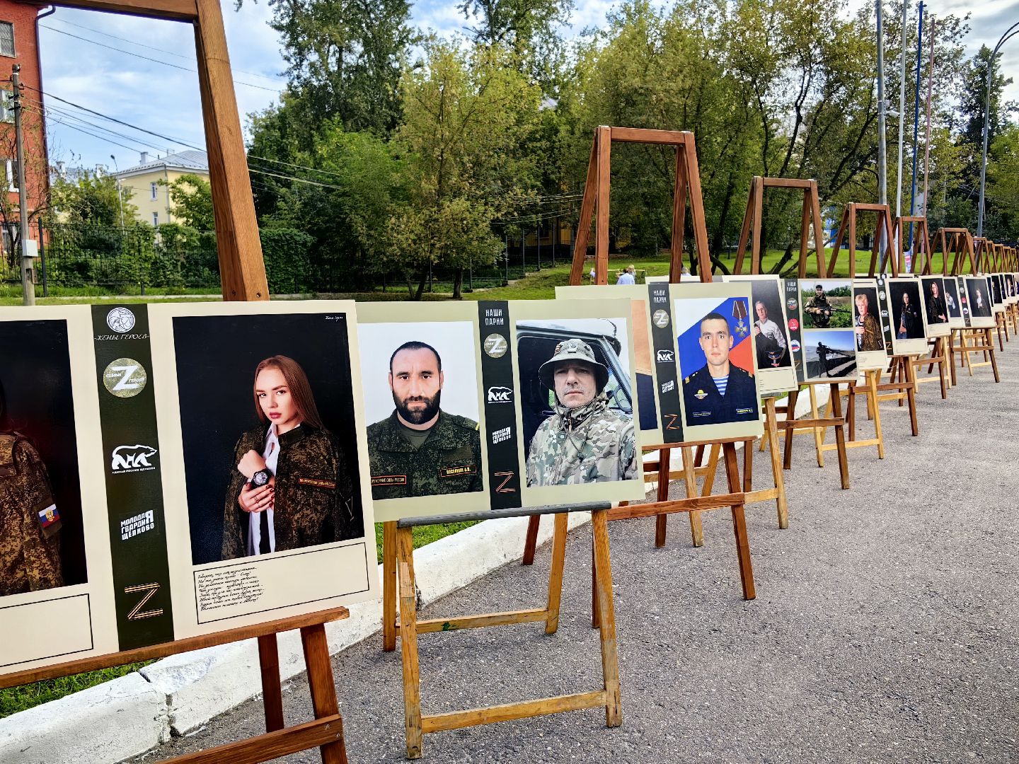 день флага россии, единство народов, символ, герои, выставка, жены героев, маскировочная сеть, окопные свечи,