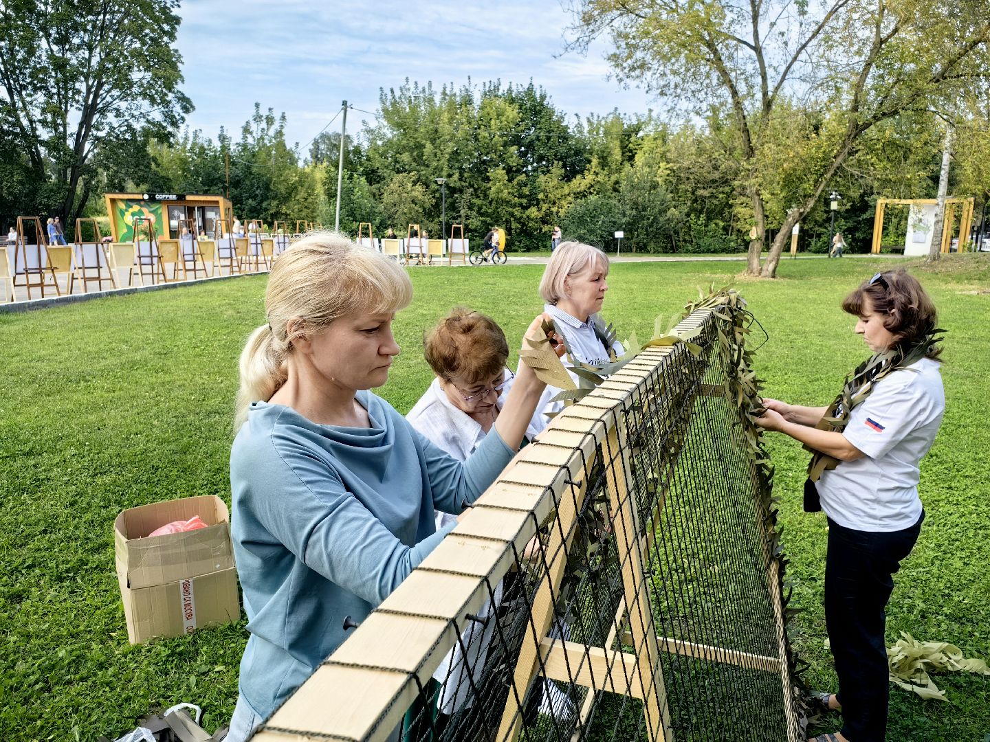 день флага россии, единство народов, символ, герои, выставка, жены героев, маскировочная сеть, окопные свечи,