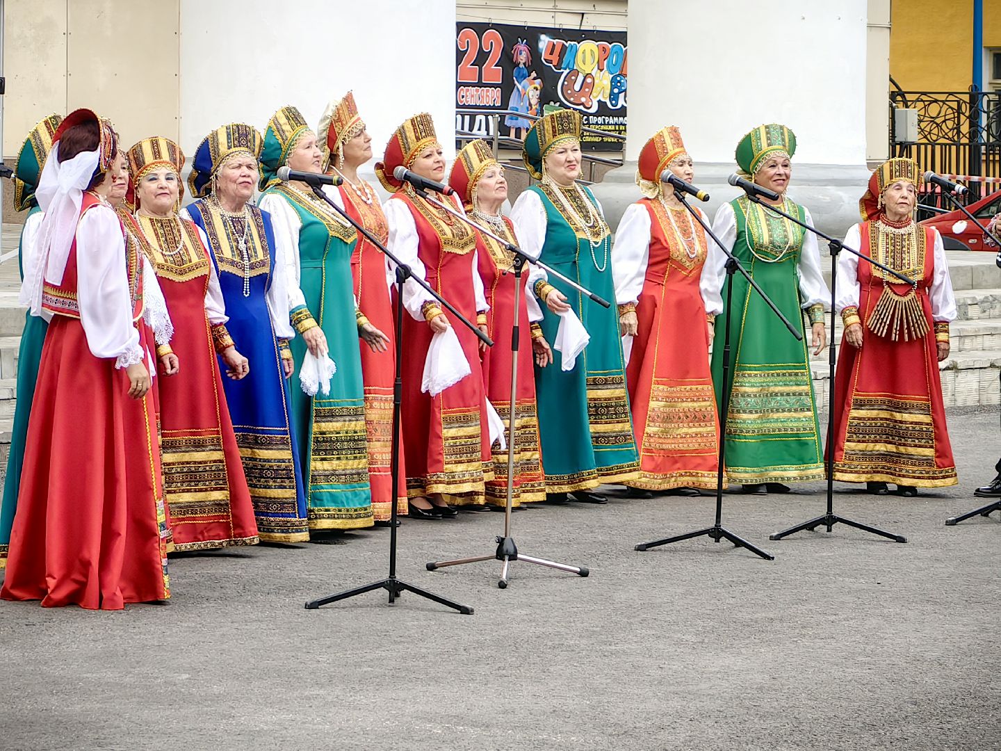 день флага россии, единство народов, символ, герои, выставка, жены героев, маскировочная сеть, окопные свечи,