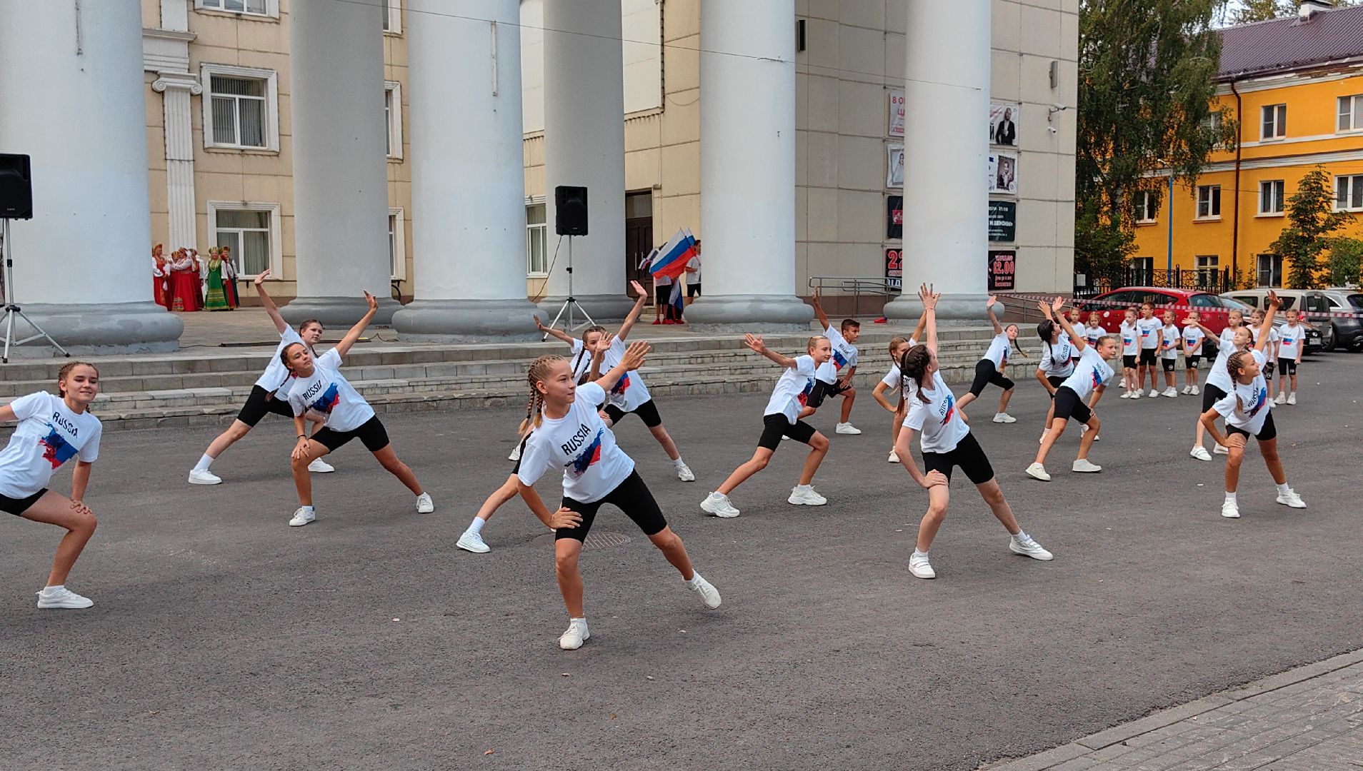 день флага россии, единство народов, символ, герои, выставка, жены героев, маскировочная сеть, окопные свечи,