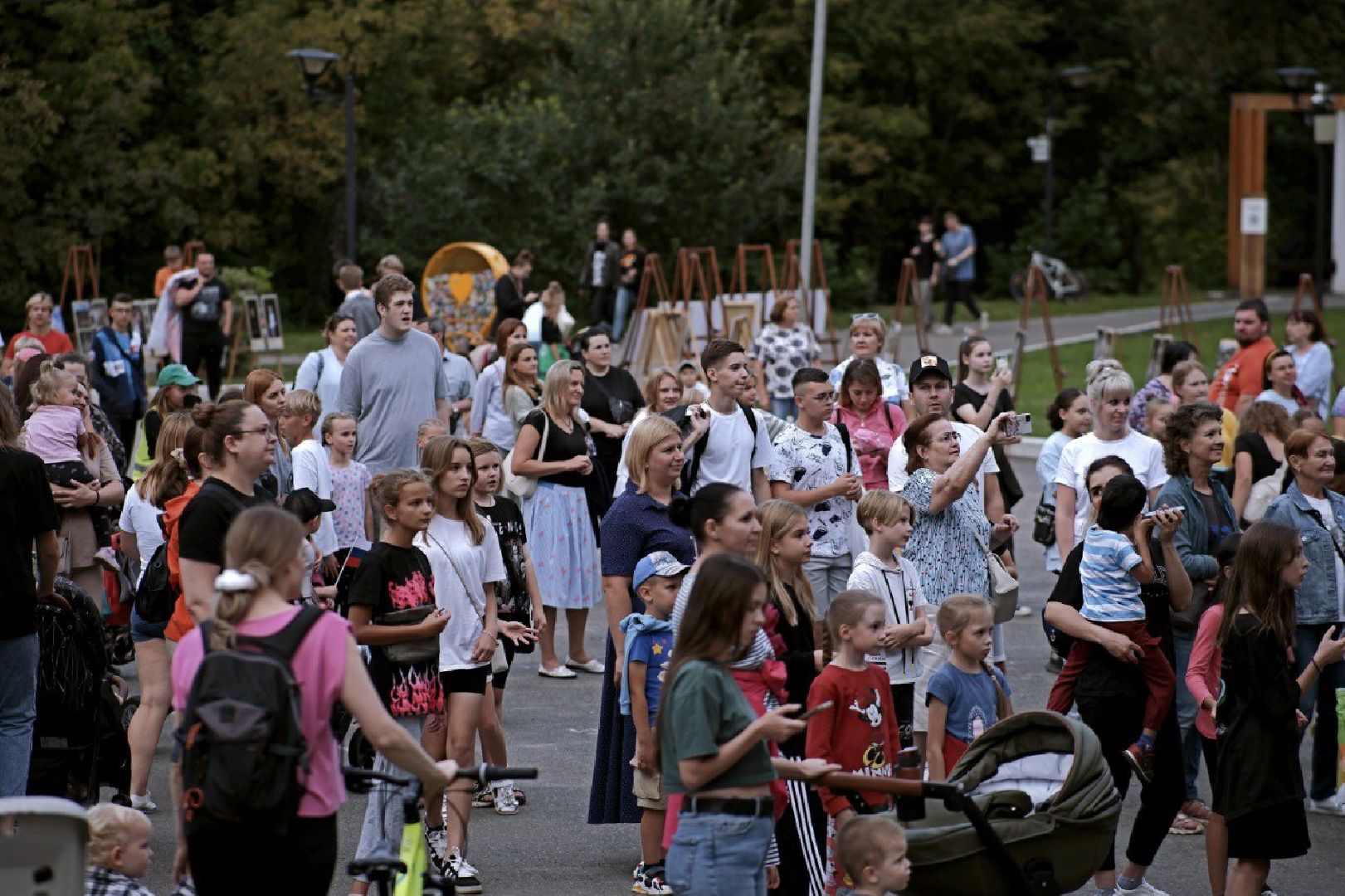 день флага россии, единство народов, символ, герои, выставка, жены героев, маскировочная сеть, окопные свечи,