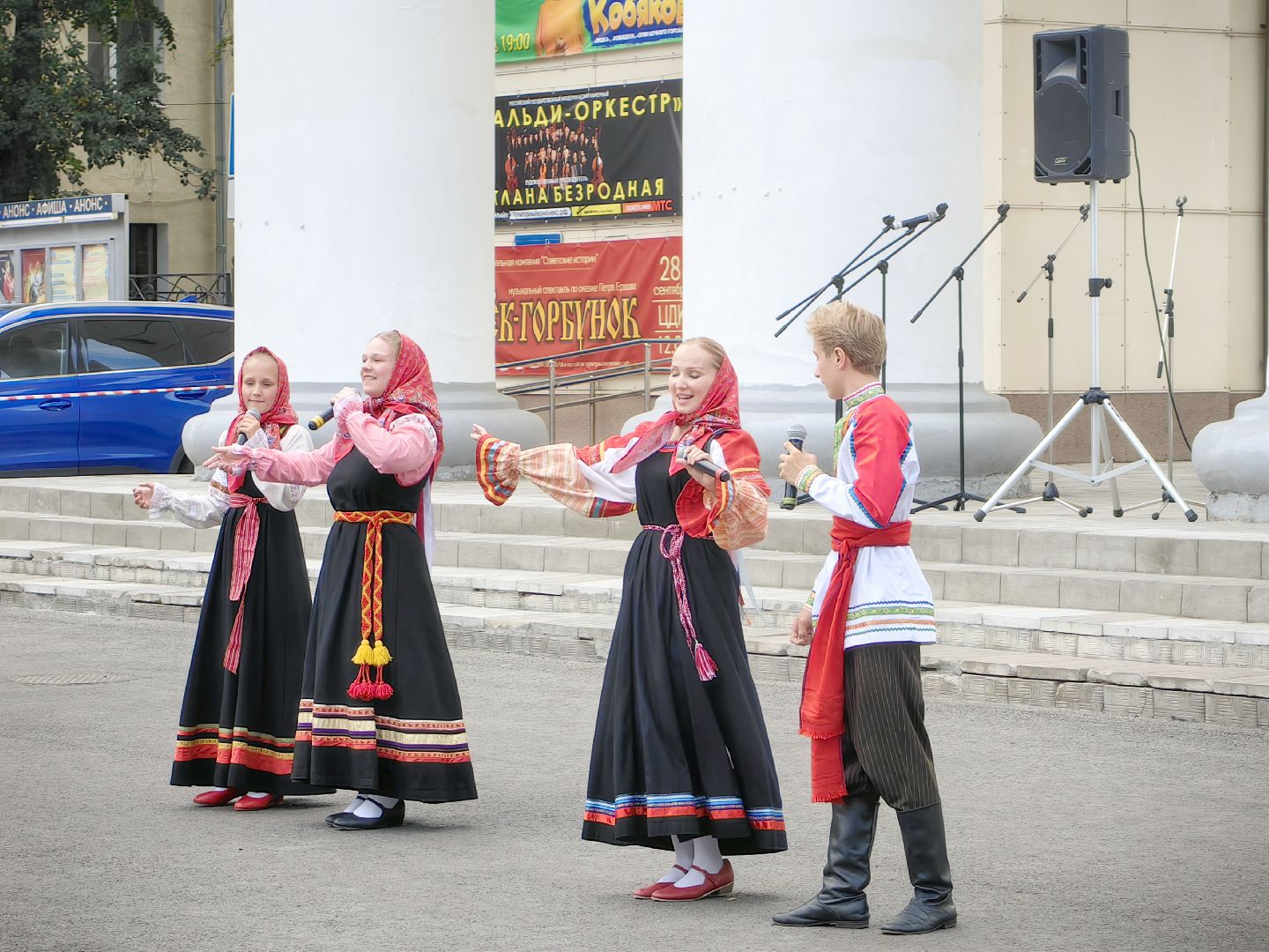 день флага россии, единство народов, символ, герои, выставка, жены героев, маскировочная сеть, окопные свечи,