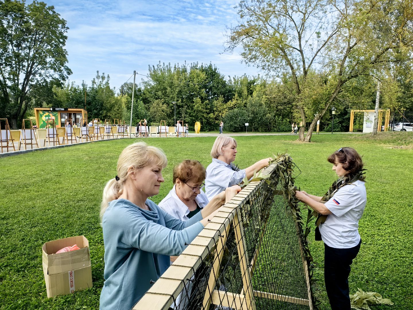 день флага россии, единство народов, символ, герои, выставка, жены героев, маскировочная сеть, окопные свечи,