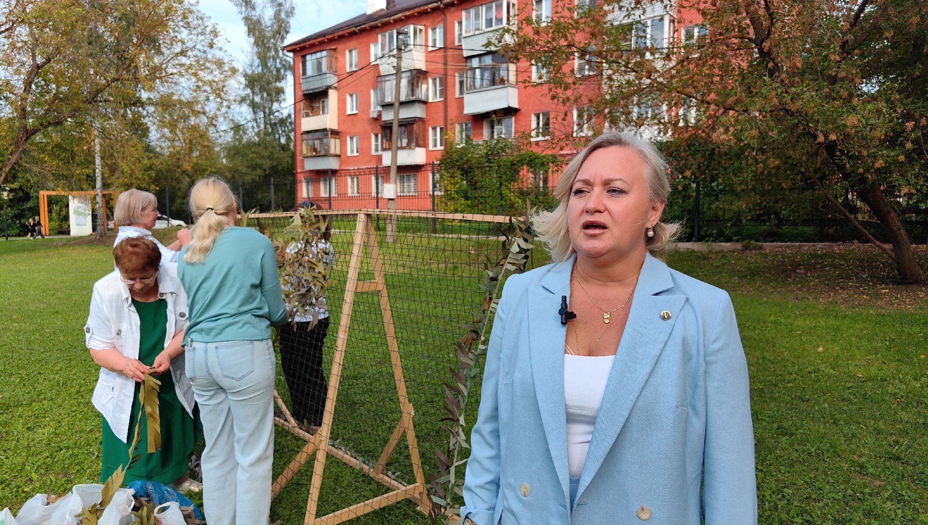 день флага россии, единство народов, символ, герои, выставка, жены героев, маскировочная сеть, окопные свечи,