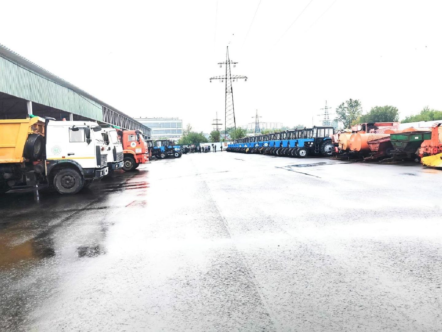 специализированный транспорт, техника, уборочные машины, площадка для хранения техники, МБУ Служба содержания и благоустройства территорий, автопарк,