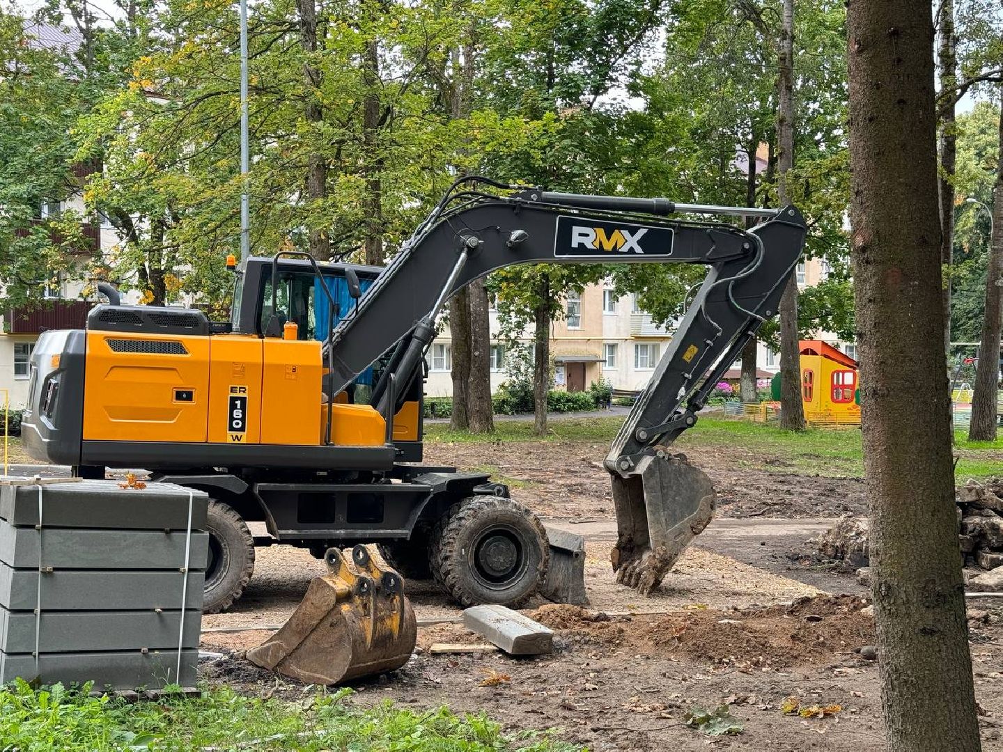 благоустройство двора, комплексное благоустройство, городской округ Восход, бригада рабочих, новый асфальт,