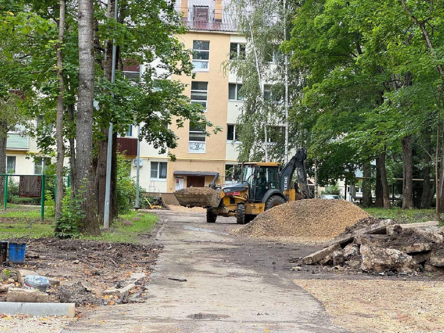 благоустройство двора, комплексное благоустройство, городской округ Восход, бригада рабочих, новый асфальт,