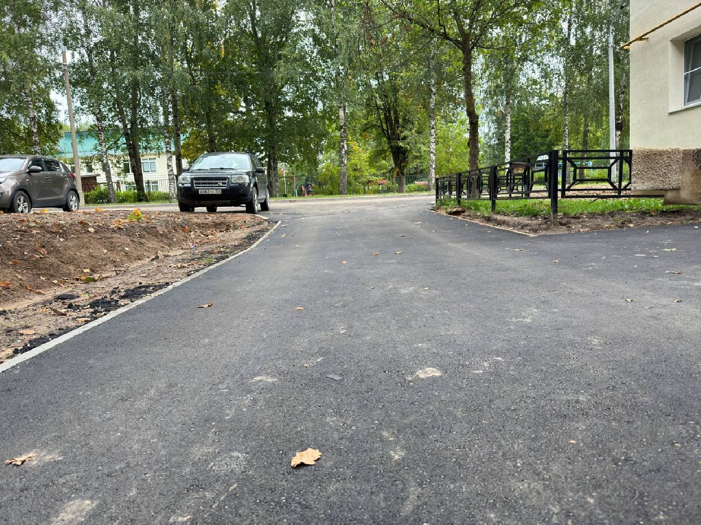 благоустройство двора, комплексное благоустройство, городской округ Восход, бригада рабочих, новый асфальт,