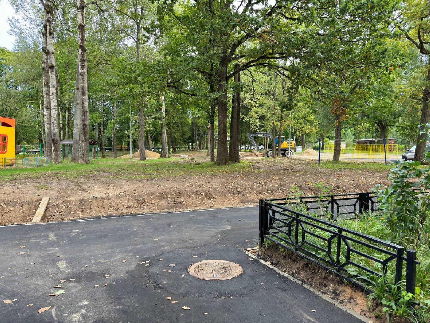 благоустройство двора, комплексное благоустройство, городской округ Восход, бригада рабочих, новый асфальт,