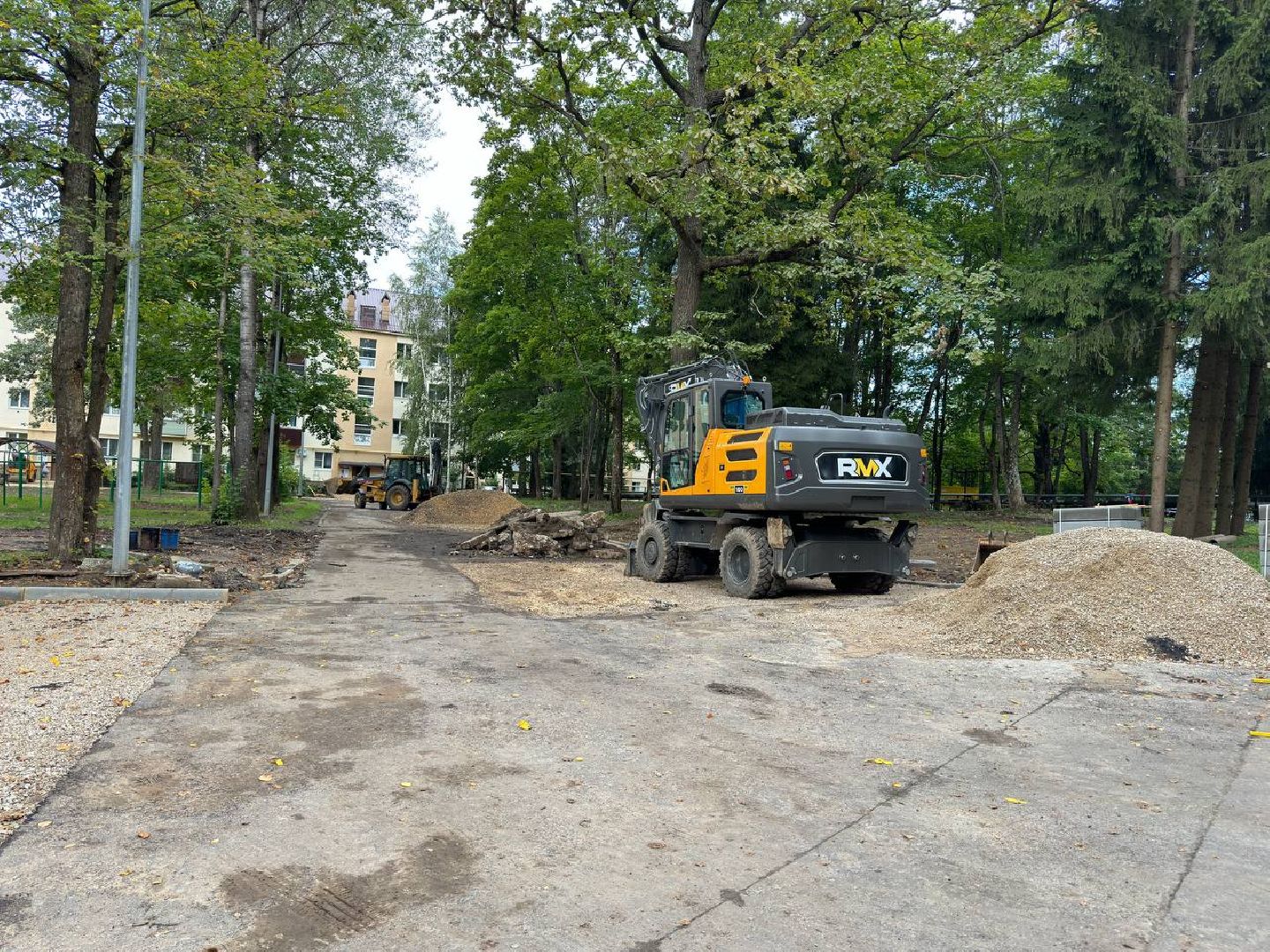 благоустройство двора, комплексное благоустройство, городской округ Восход, бригада рабочих, новый асфальт,