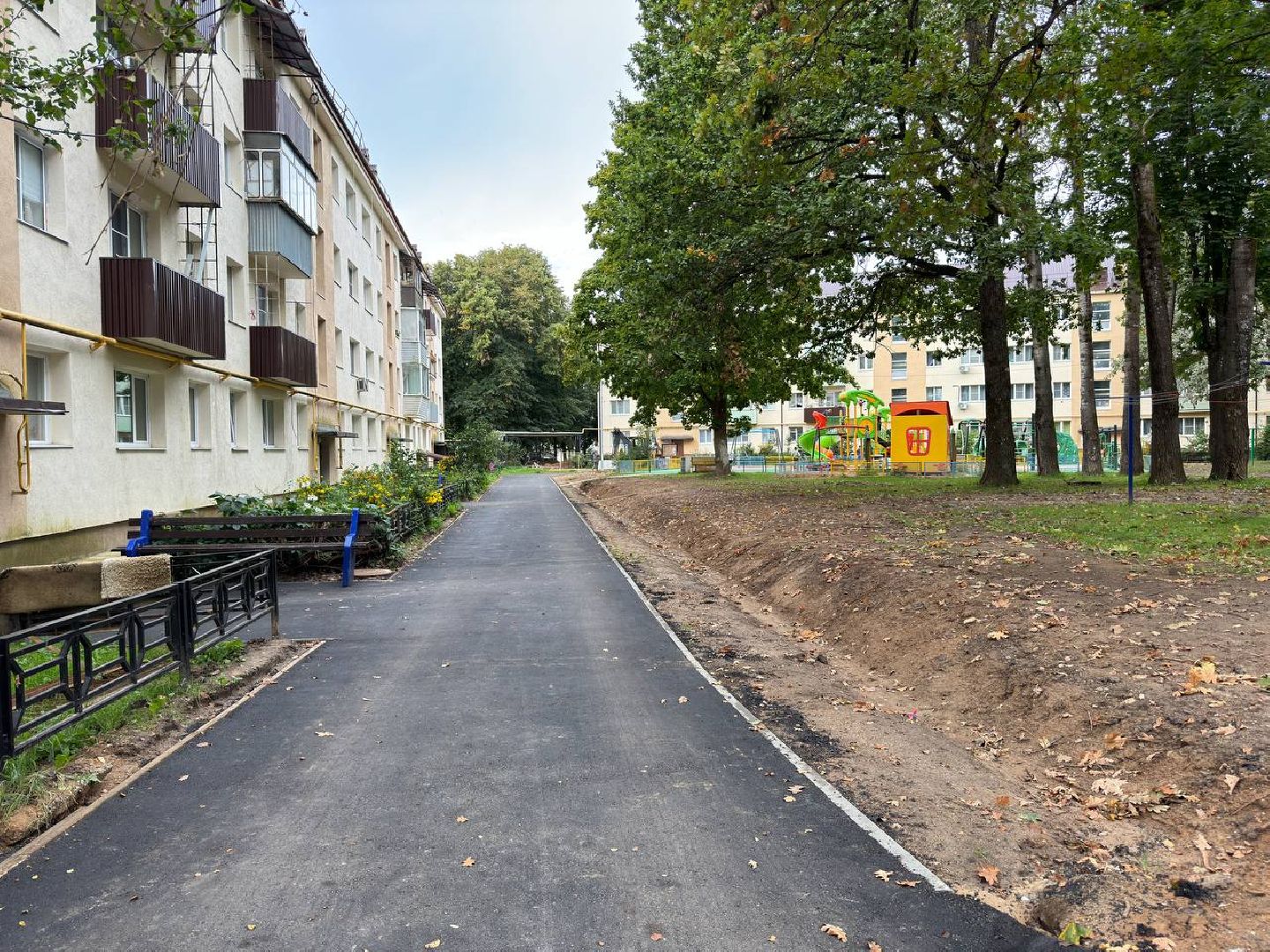 благоустройство двора, комплексное благоустройство, городской округ Восход, бригада рабочих, новый асфальт,
