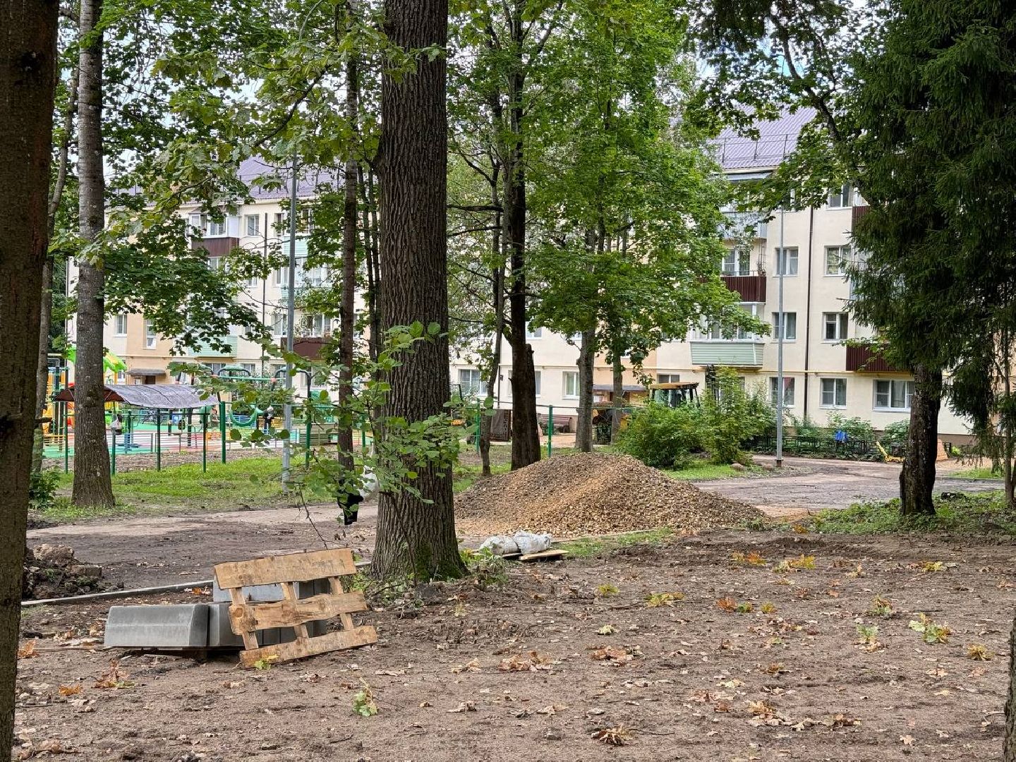 благоустройство двора, комплексное благоустройство, городской округ Восход, бригада рабочих, новый асфальт,