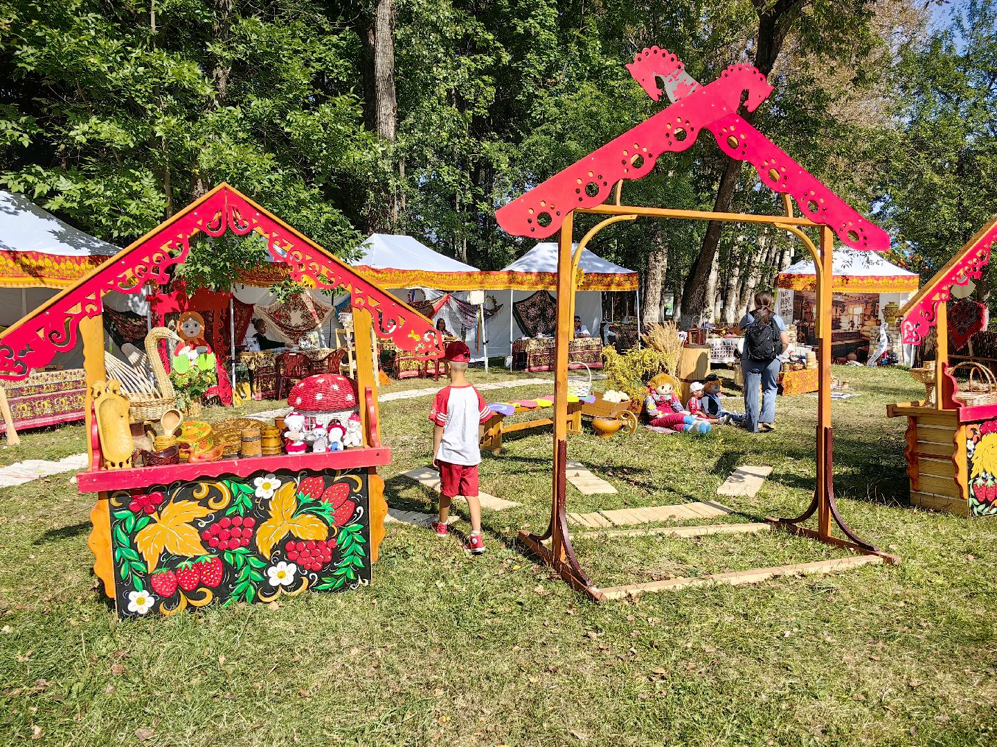 кинопоказ, фестиваль Русской культуры, ТРАДИЦИИ, мини-зоопарк с животными, фотозоны, Роспись по дереву,