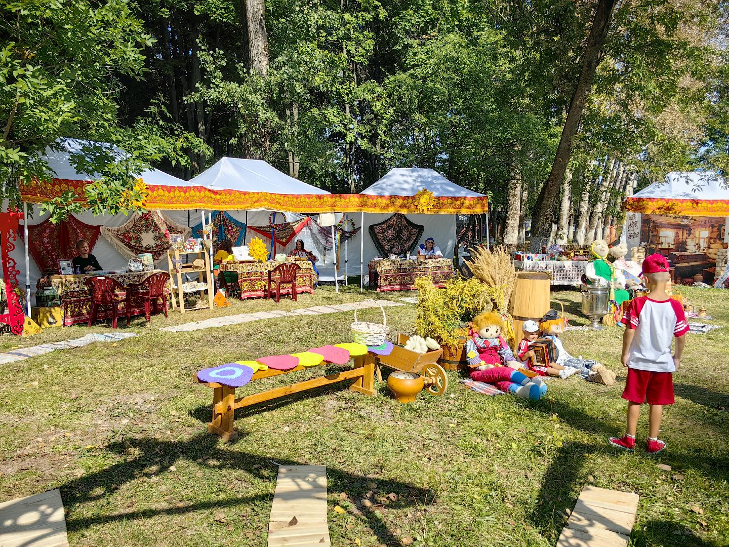 кинопоказ, фестиваль Русской культуры, ТРАДИЦИИ, мини-зоопарк с животными, фотозоны, Роспись по дереву,