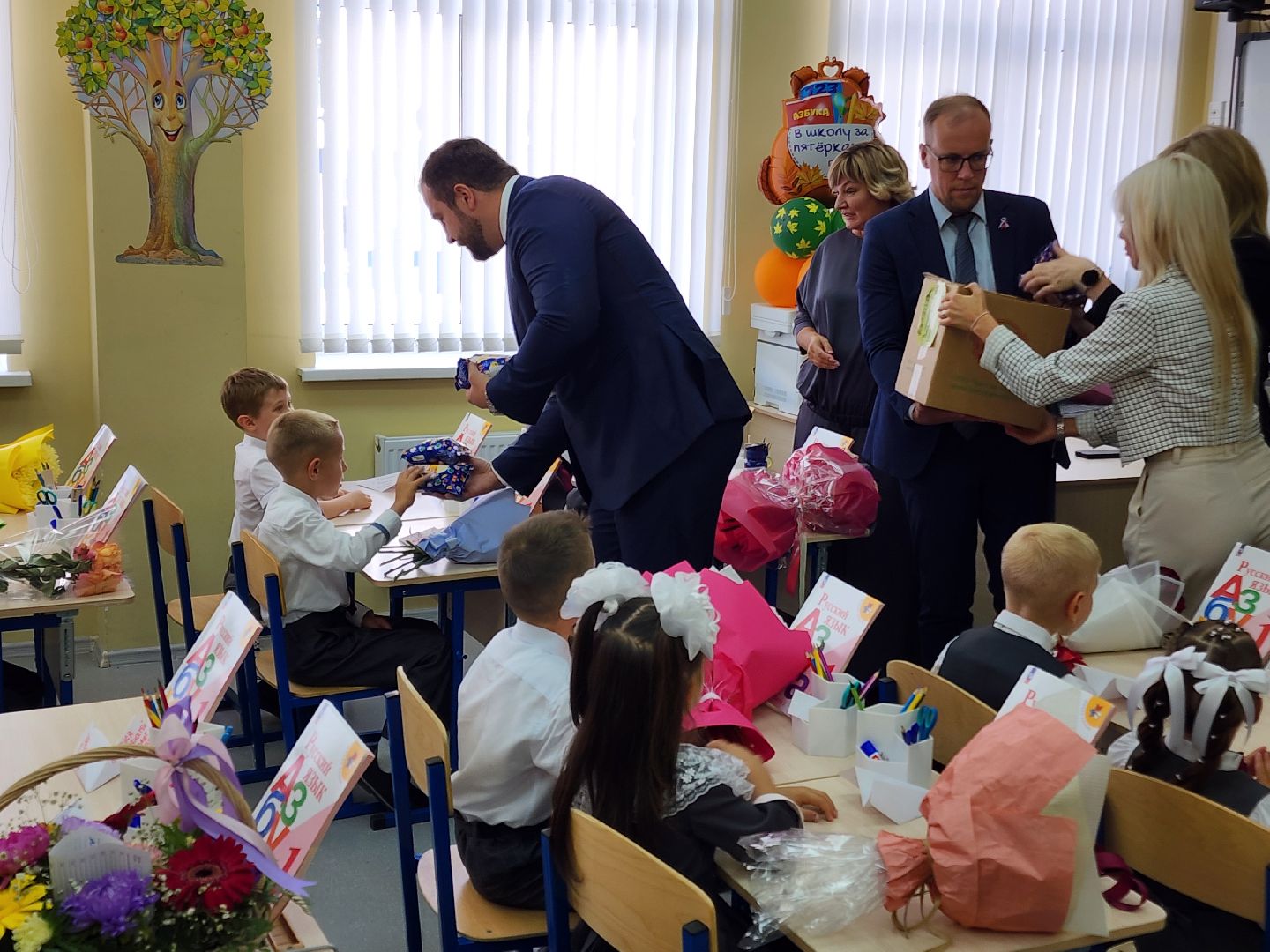 Чехов, школа 10, день знаний, новый учебный год, торжественная линейка, 1 сентября, первые классы,