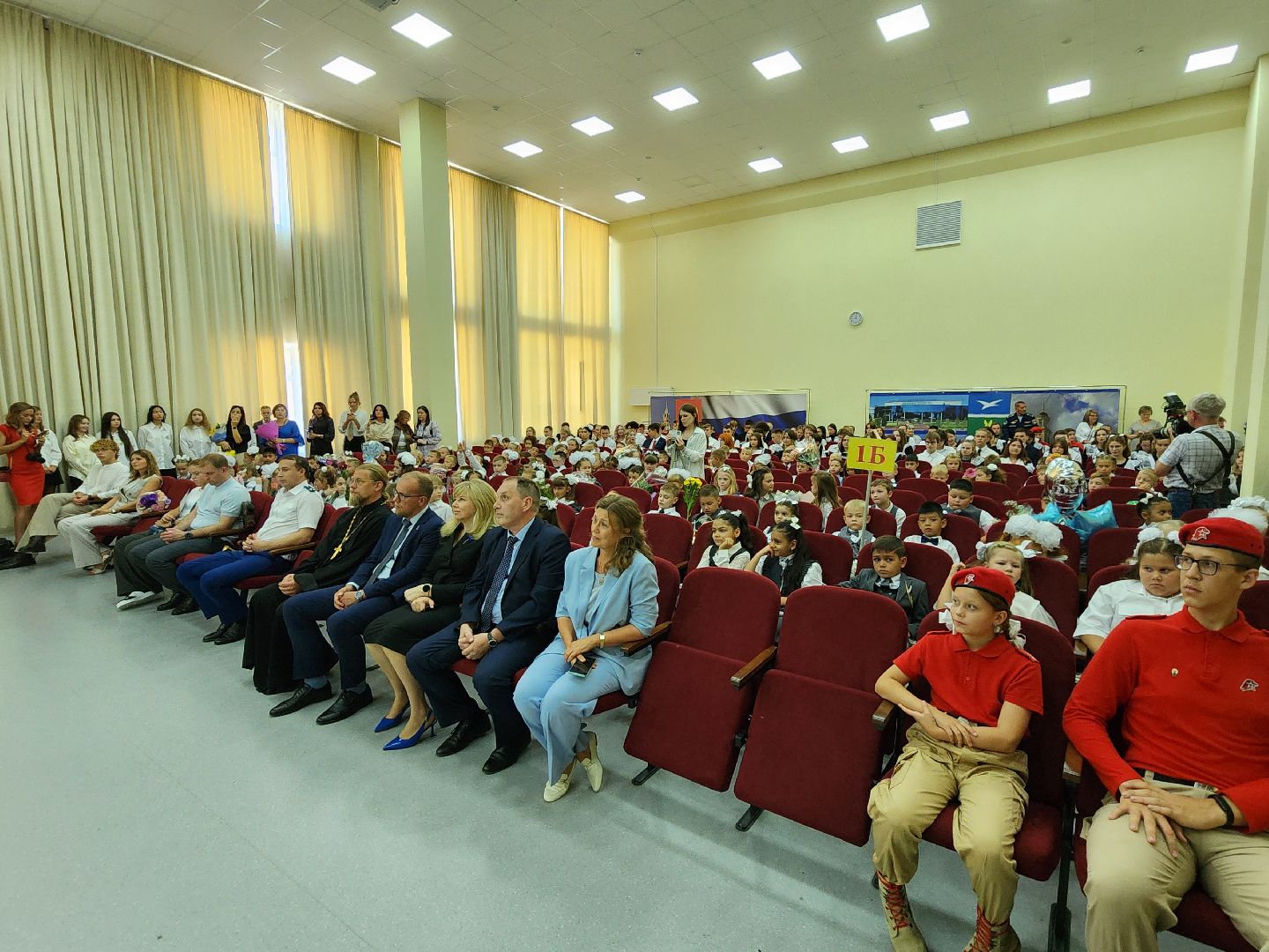 Чехов, школа 10, день знаний, новый учебный год, торжественная линейка, 1 сентября, первые классы,