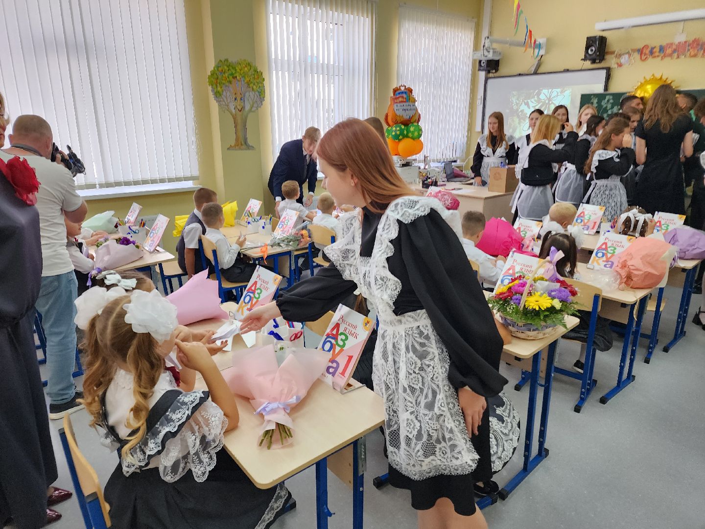 Чехов, школа 10, день знаний, новый учебный год, торжественная линейка, 1 сентября, первые классы,