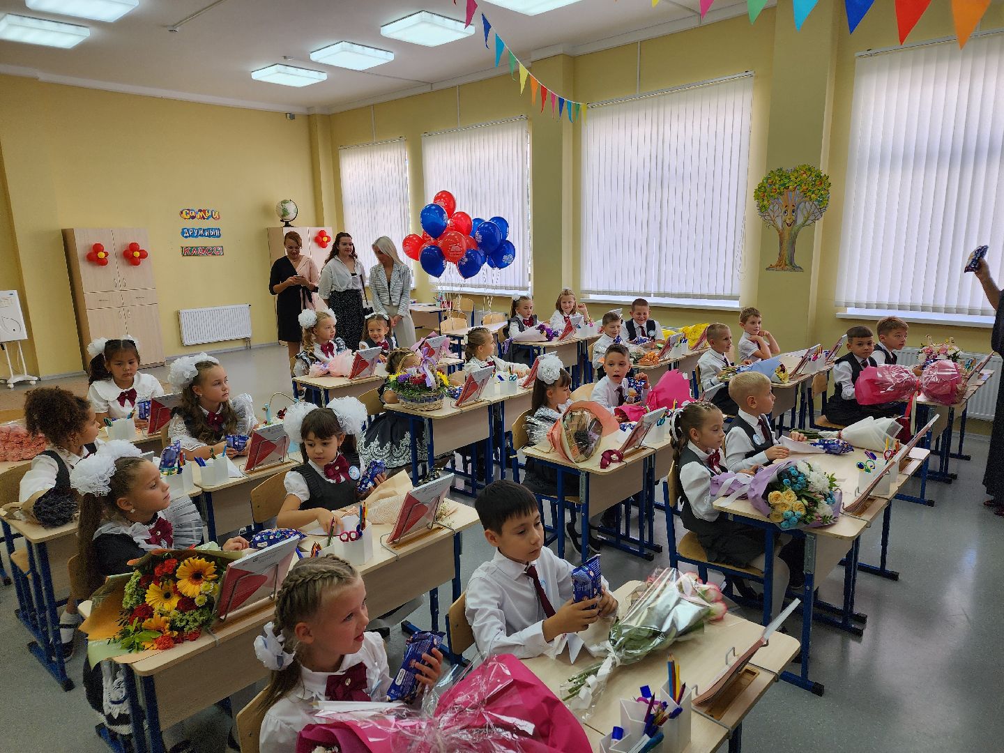 Чехов, школа 10, день знаний, новый учебный год, торжественная линейка, 1 сентября, первые классы,