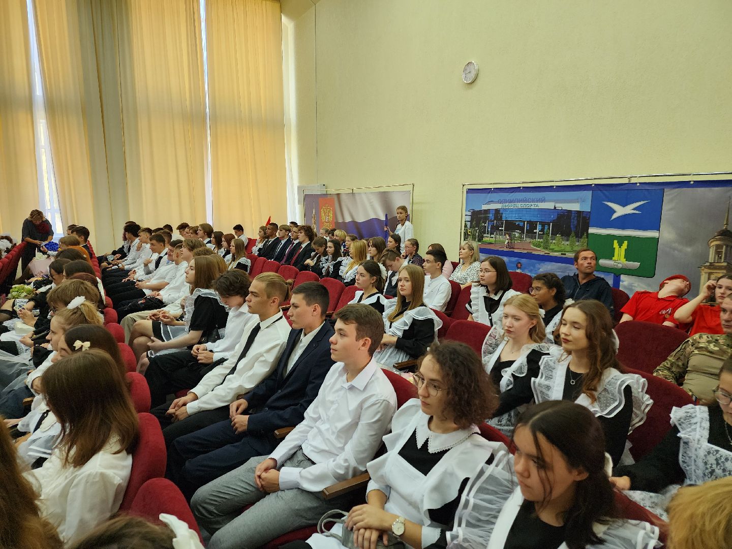 Чехов, школа 10, день знаний, новый учебный год, торжественная линейка, 1 сентября, первые классы,