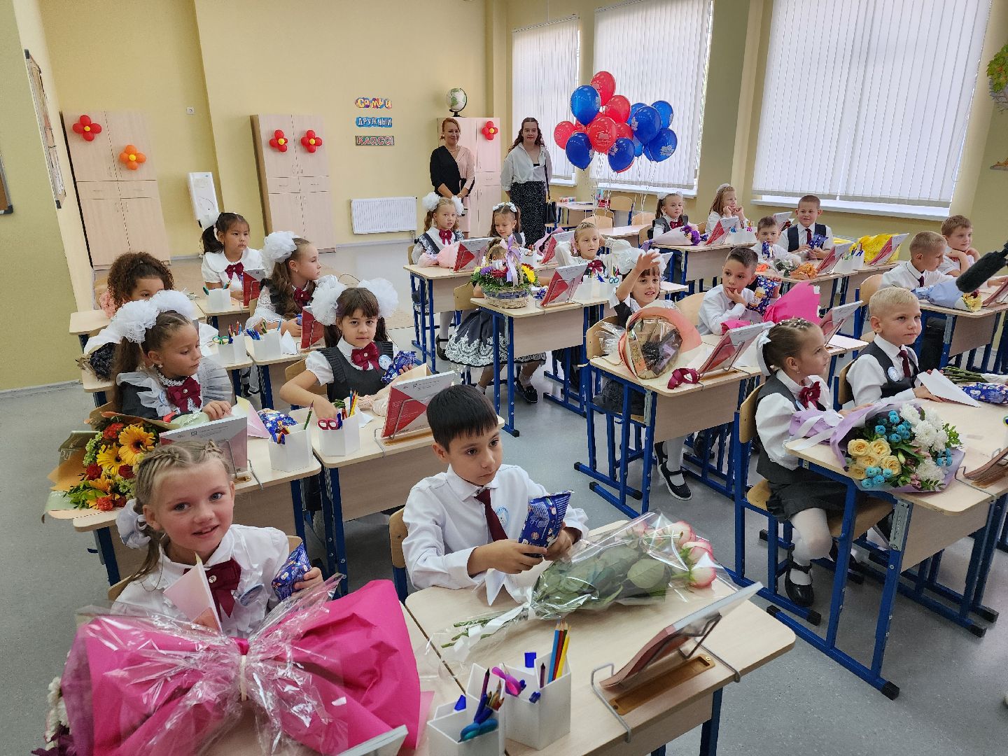 Чехов, школа 10, день знаний, новый учебный год, торжественная линейка, 1 сентября, первые классы,