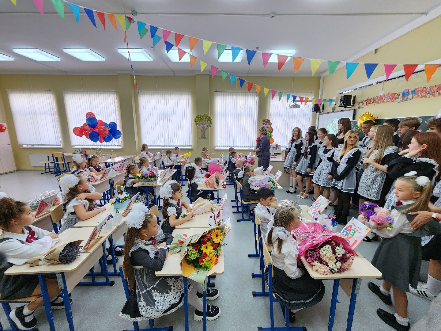 Чехов, школа 10, день знаний, новый учебный год, торжественная линейка, 1 сентября, первые классы,