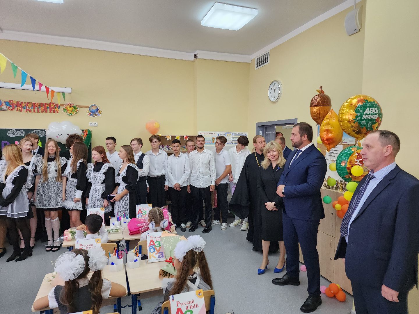 Чехов, школа 10, день знаний, новый учебный год, торжественная линейка, 1 сентября, первые классы,