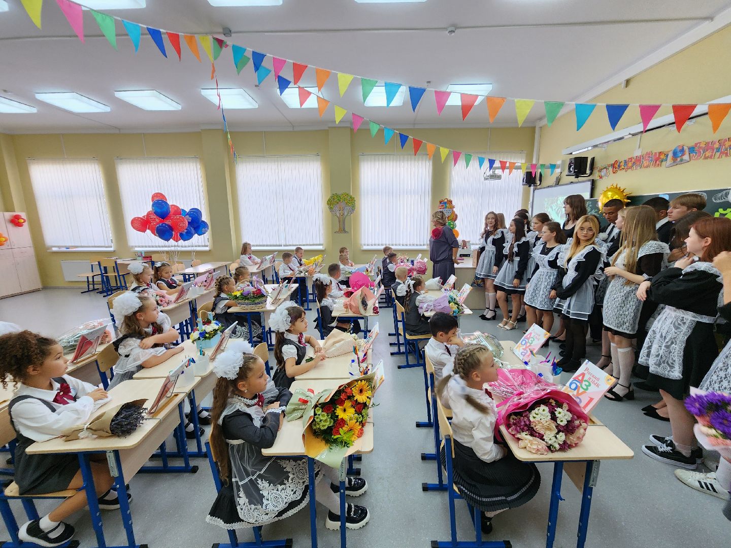 Чехов, школа 10, день знаний, новый учебный год, торжественная линейка, 1 сентября, первые классы,