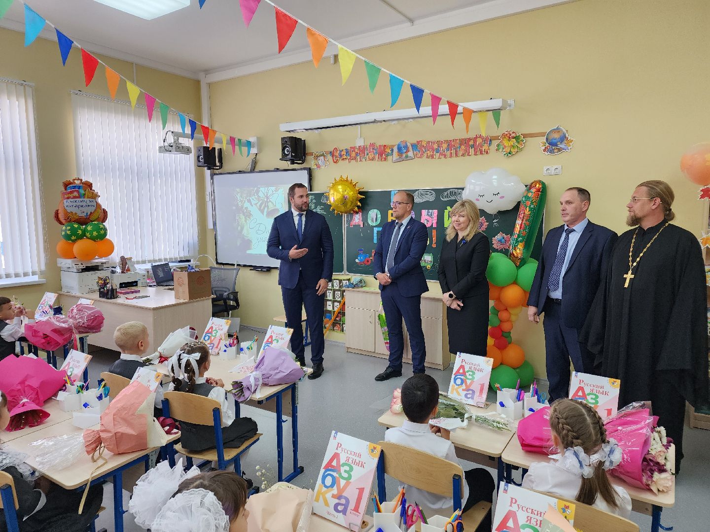 Чехов, школа 10, день знаний, новый учебный год, торжественная линейка, 1 сентября, первые классы,