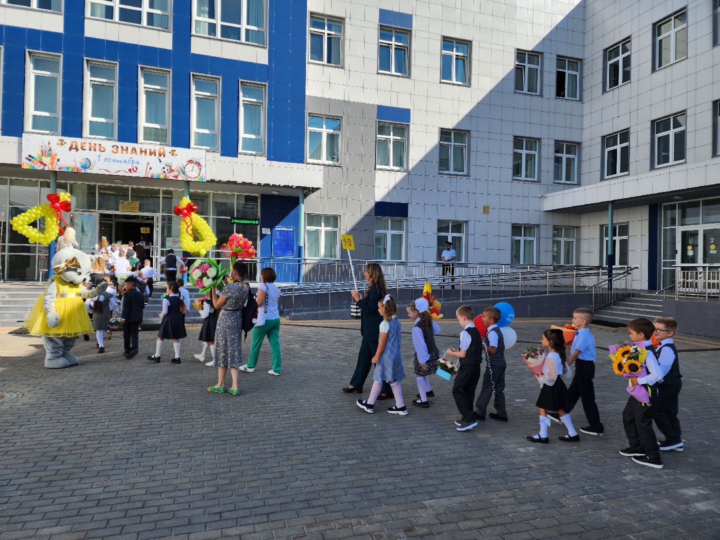 Чехов, школа 10, день знаний, новый учебный год, торжественная линейка, 1 сентября, первые классы,