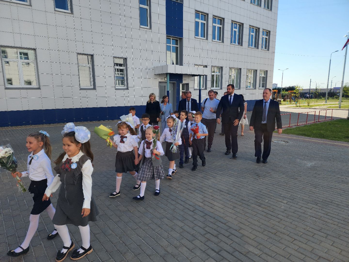 Чехов, школа 10, день знаний, новый учебный год, торжественная линейка, 1 сентября, первые классы,