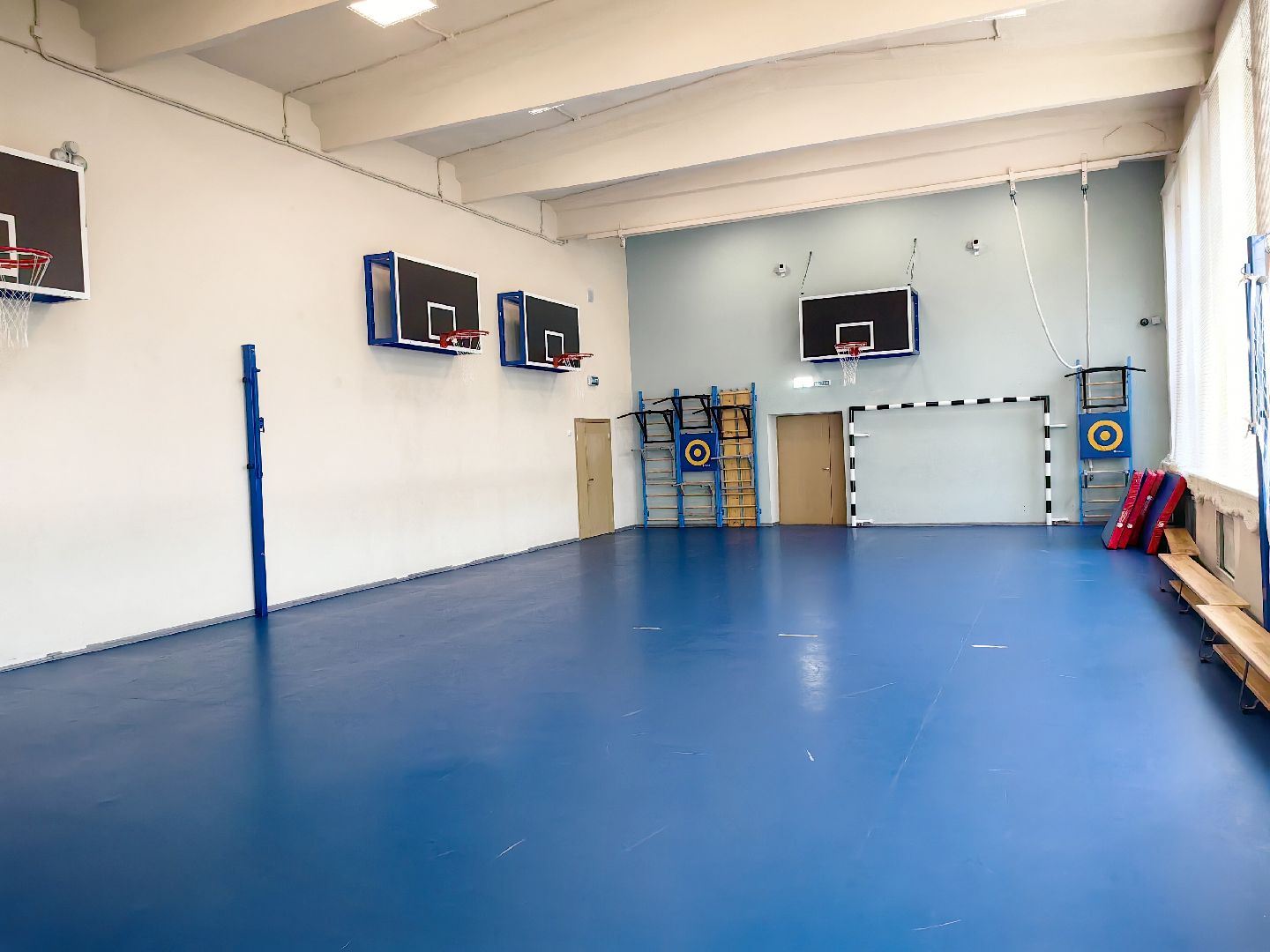 физкультура, спортивный инвентарь, обручи, мячи, спортивная площадка, мини-футбол,