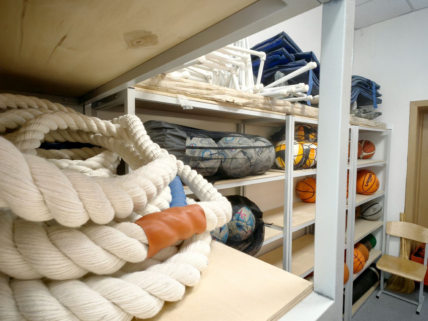 физкультура, спортивный инвентарь, обручи, мячи, спортивная площадка, мини-футбол,