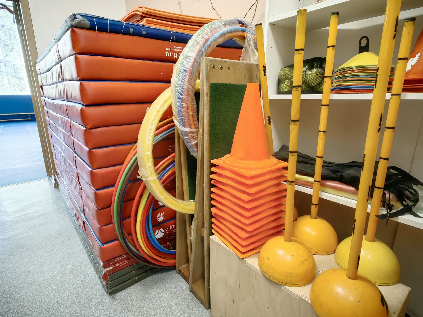 физкультура, спортивный инвентарь, обручи, мячи, спортивная площадка, мини-футбол,