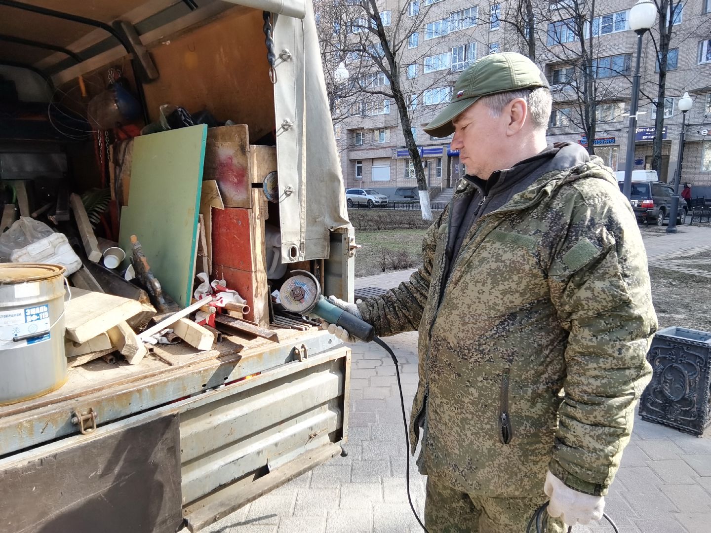 Балашиха, парки, скверы, аллеи, площадь Славы, МБУ Благоустройство-Балашиха, мобильные бригады, ремонт скамейки, Месяц чистоты и благоустройства, Подмосковье