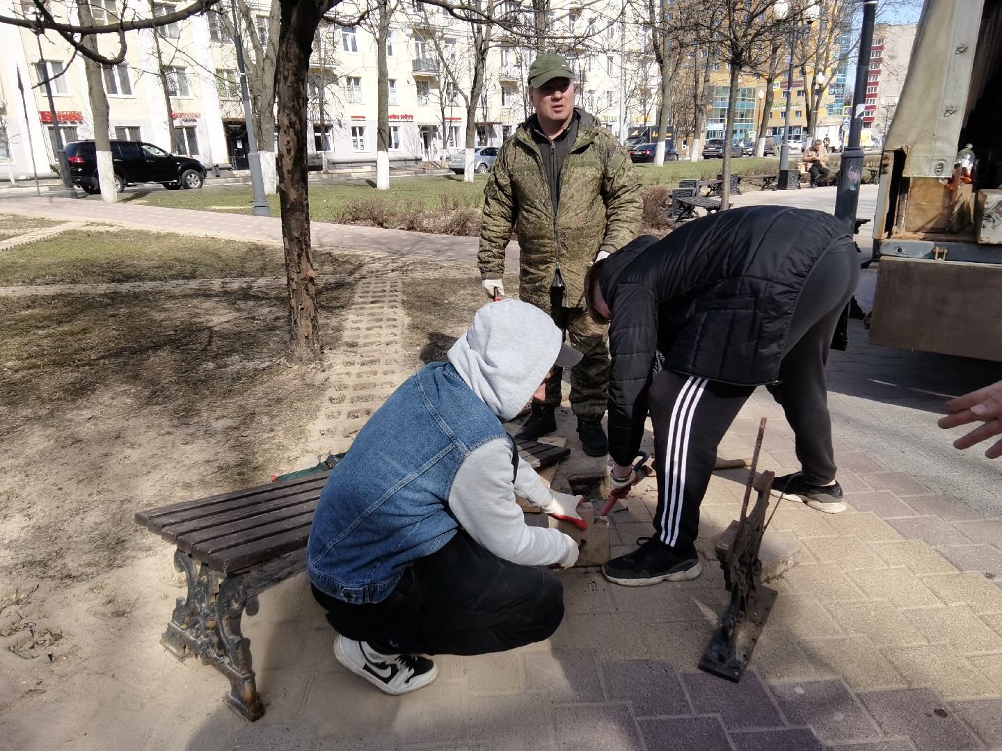 Балашиха, парки, скверы, аллеи, площадь Славы, МБУ Благоустройство-Балашиха, мобильные бригады, ремонт скамейки, Месяц чистоты и благоустройства, Подмосковье