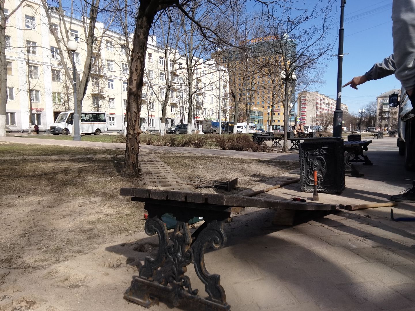 Балашиха, парки, скверы, аллеи, площадь Славы, МБУ Благоустройство-Балашиха, мобильные бригады, ремонт скамейки, Месяц чистоты и благоустройства, Подмосковье