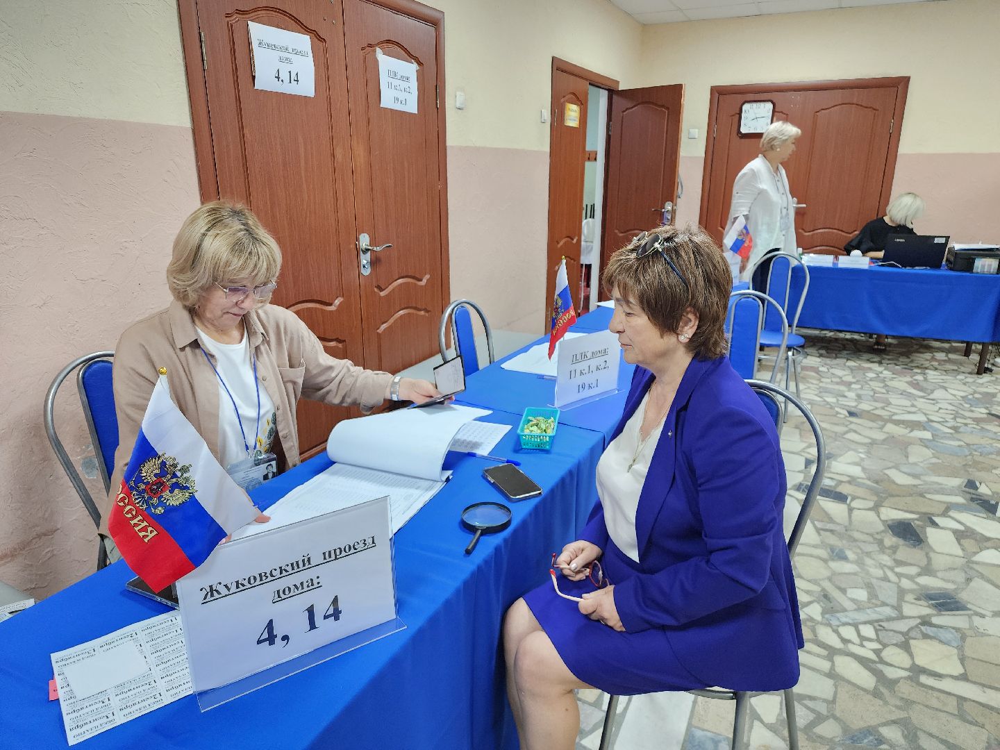 муниципальные выборы 2024, выборы депутатов в совет депутатов, ленинский округ, почетный гражданин голосует, жители делают свой выбор,