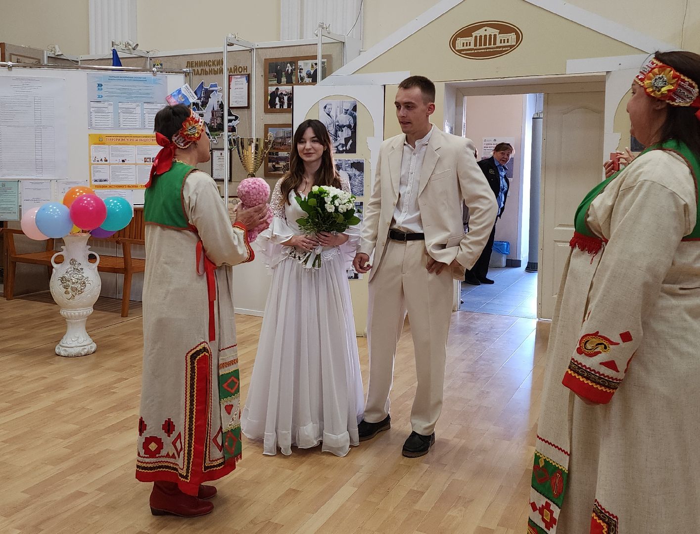 выборы, муниципальные выборы 2024, голосуют жених и невеста, гражданская позиция, ленинский округ, молодожены делают выбор, Совет депутатов ленинского округа,загс выборы,