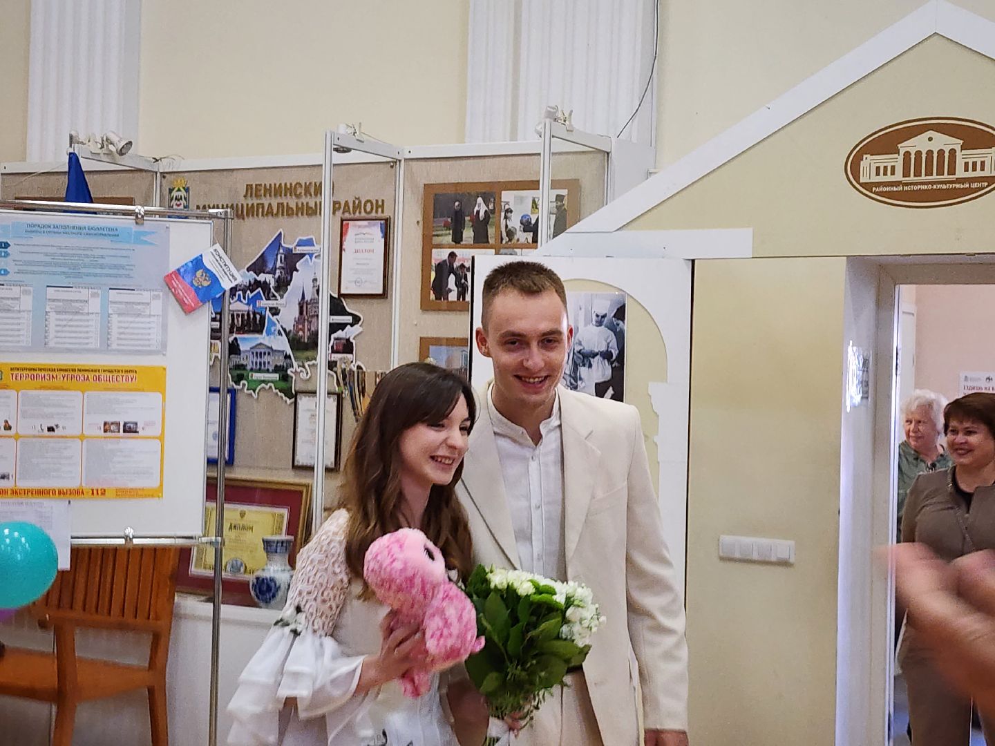 выборы, муниципальные выборы 2024, голосуют жених и невеста, гражданская позиция, ленинский округ, молодожены делают выбор, Совет депутатов ленинского округа,загс выборы,