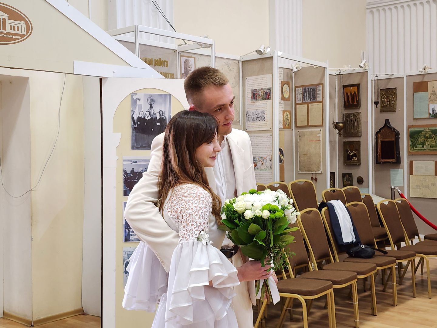 выборы, муниципальные выборы 2024, голосуют жених и невеста, гражданская позиция, ленинский округ, молодожены делают выбор, Совет депутатов ленинского округа,загс выборы,