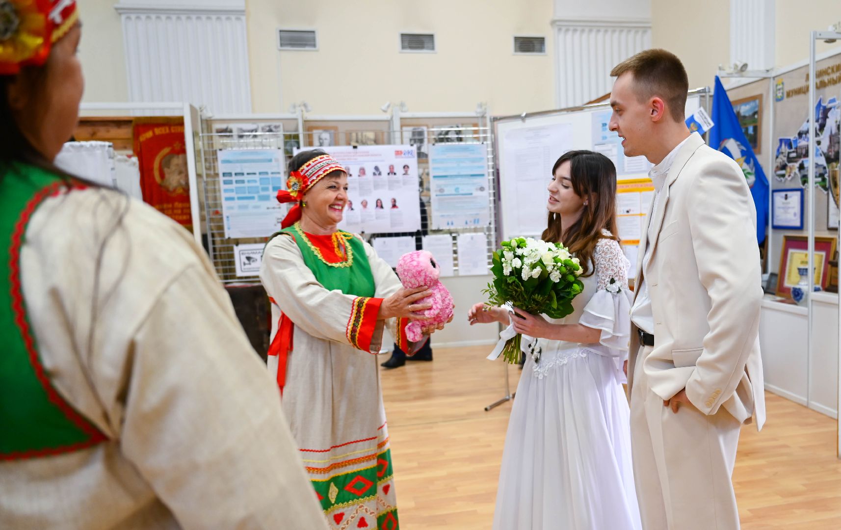 выборы, муниципальные выборы 2024, голосуют жених и невеста, гражданская позиция, ленинский округ, молодожены делают выбор, Совет депутатов ленинского округа,загс выборы,