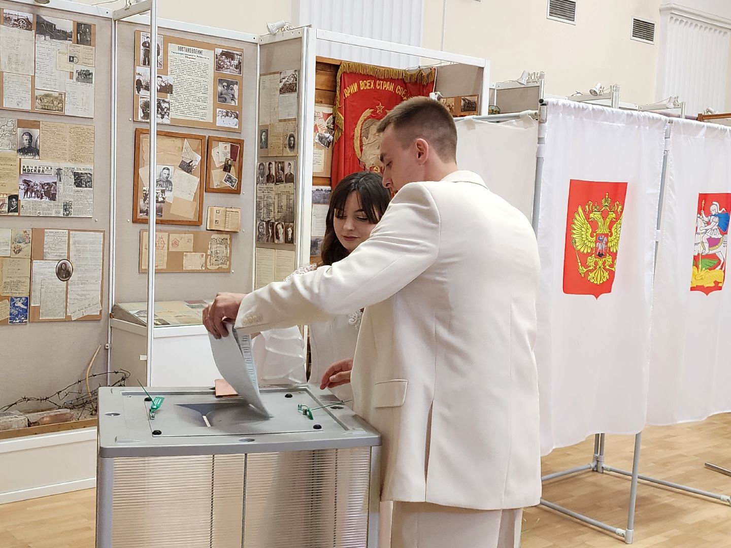 выборы, муниципальные выборы 2024, голосуют жених и невеста, гражданская позиция, ленинский округ, молодожены делают выбор, Совет депутатов ленинского округа,загс выборы,