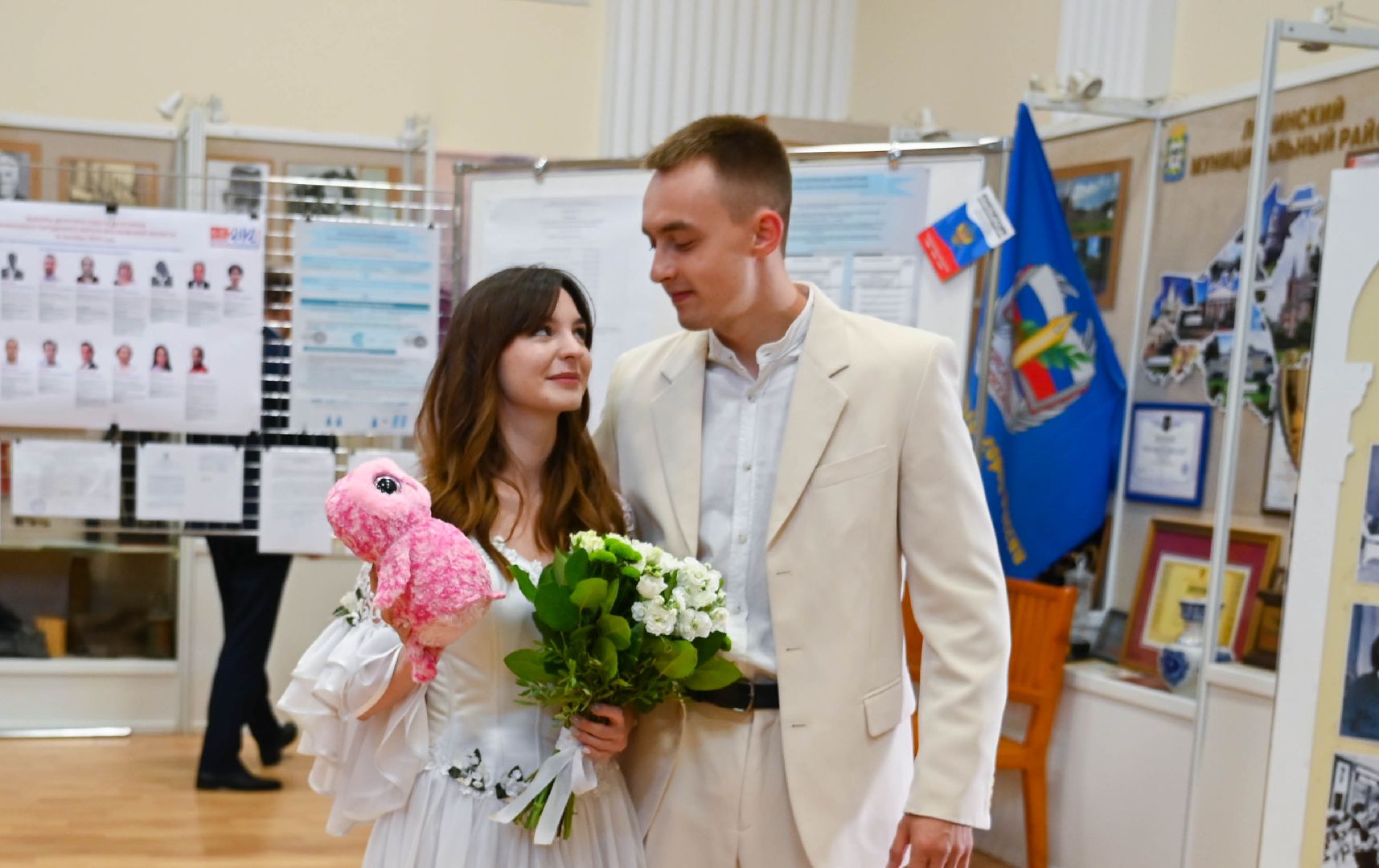 выборы, муниципальные выборы 2024, голосуют жених и невеста, гражданская позиция, ленинский округ, молодожены делают выбор, Совет депутатов ленинского округа,загс выборы,