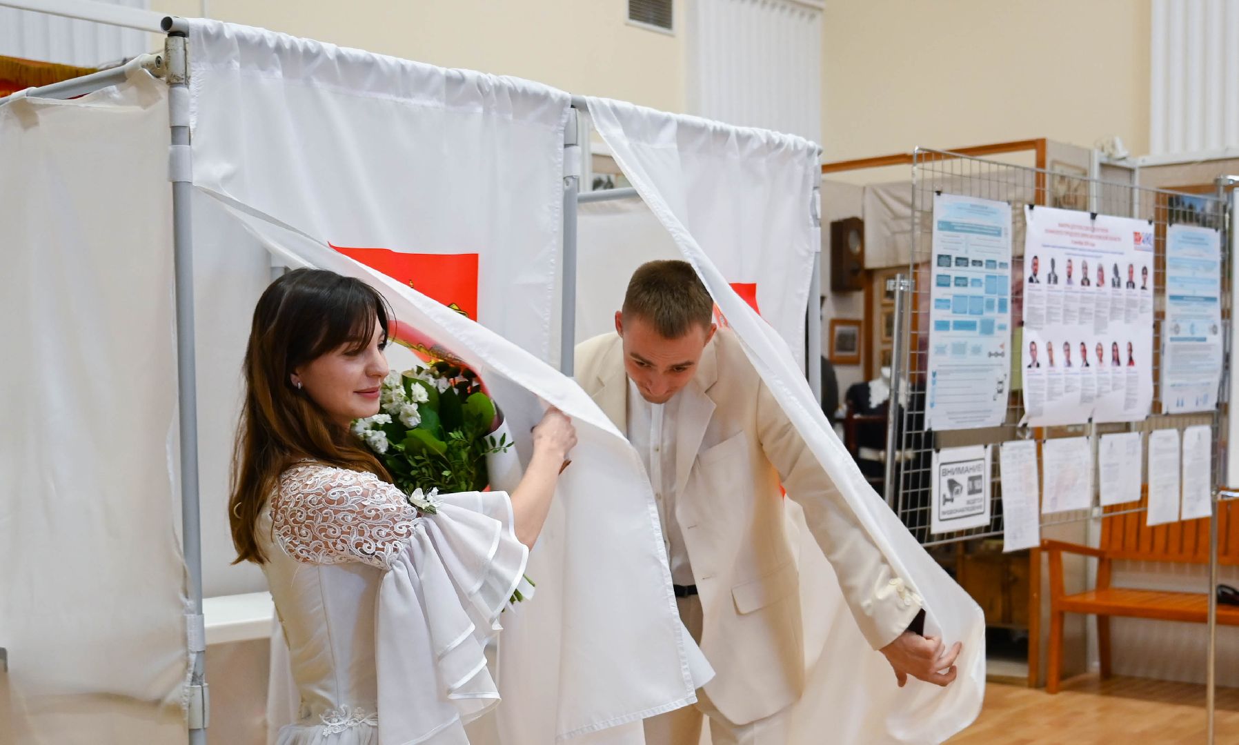 выборы, муниципальные выборы 2024, голосуют жених и невеста, гражданская позиция, ленинский округ, молодожены делают выбор, Совет депутатов ленинского округа,загс выборы,
